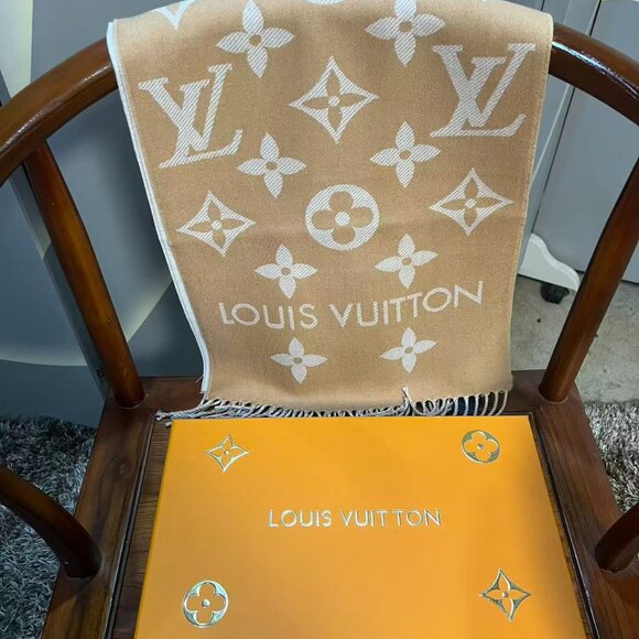 Louis Vuitton Reversible Scarf - Picture 6 of 6